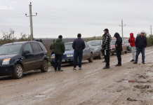 „Nici speranță nu mai avem”. Locuitorii din Tocuz, disperați din cauza drumului plin de noroi